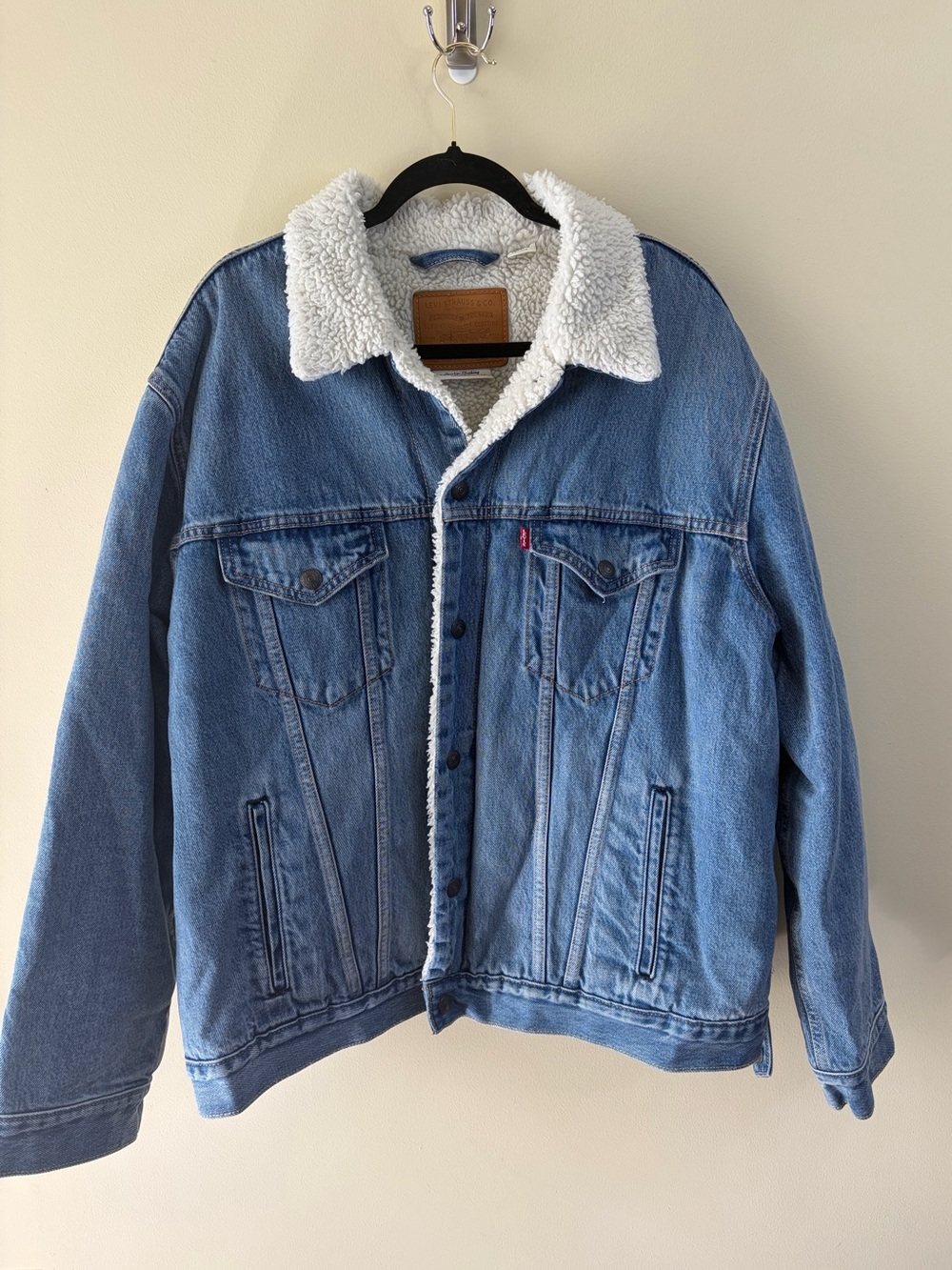 Levi's XL Blue Light Wash Denim Sherpa-Lined Trucker Jacket with White Collar